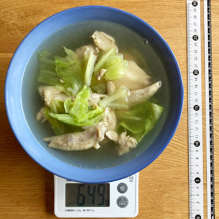 スープボウル（中）1杯分の手羽先のスープ