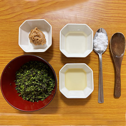 小皿1皿分のしその実の味噌炒めに使った材料（味噌、しその実、みりん、料理酒、砂糖、サラダ油）