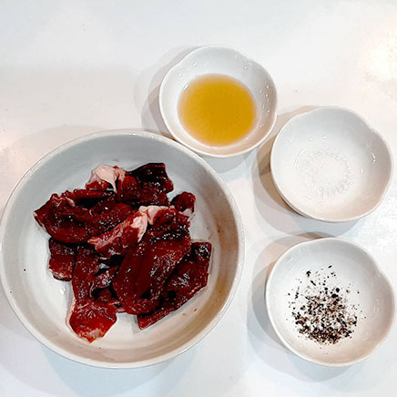 深皿(中)1皿分の豚ハツの塩焼きに使用した材料(豚ハツ、塩、こしょう、ごま油)