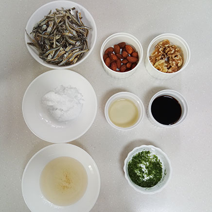中皿1皿分(4人分)のアーモンドの田作りに使用した材料(アーモンド、くるみ、ごまめ(カタクチイワシ)、醤油、砂糖、みりん、かつお昆布だし、青海苔)