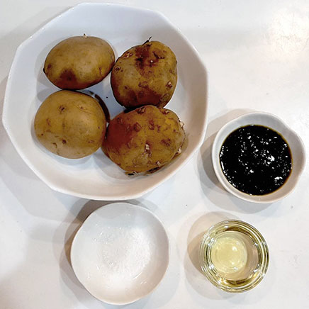 深皿(中)1皿分のジェノベーゼポテトに使用した材料(じゃがいも、塩、サラダ油、バジルソース)