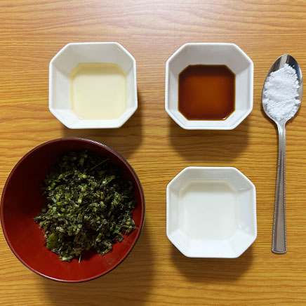小皿1皿分のしその実の佃煮に使用した材料(しその実、醤油、みりん、料理酒、砂糖)