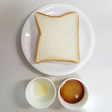 食パン1枚分のメープルシロップトーストに使用した材料(食パン、メープルシロップ、バター)