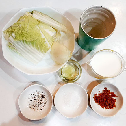 中鉢1杯分の白菜のポタージュに使用した材料（白菜、玉ねぎ、水、コンソメ、牛乳、塩、こしょう、オリーブオイル）