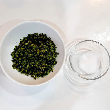 深皿（小）1皿分のしその実の塩漬けに使用した材料（しその実、塩）