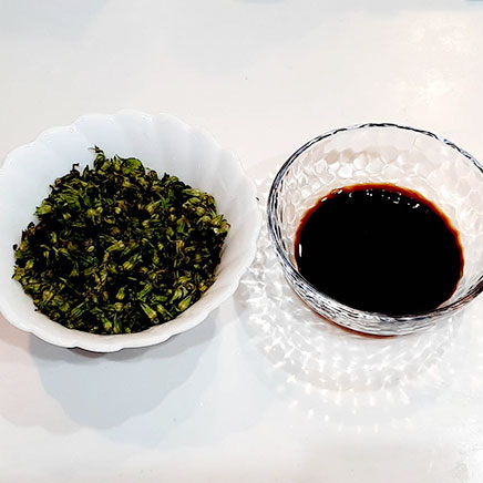 深皿(小)1皿分のしその実の醤油漬けに使用した材料(しその実、醤油)