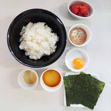 丼1杯分の明太子丼に使用した材料(ご飯、明太子、海苔、卵黄、ごま油、炒りごま、めんつゆ)