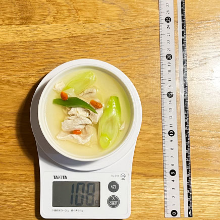 汁椀(小)1杯分のクコの実と鶏肉のスープ