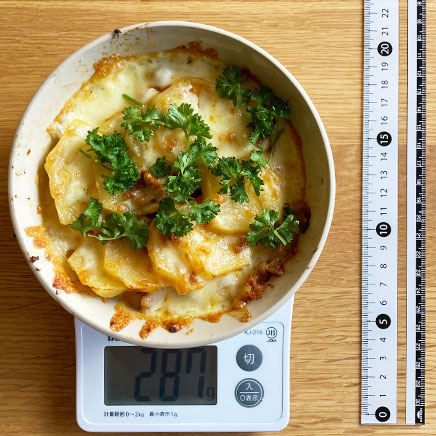 丸型グラタン皿1皿分のじゃがいものミートソースグラタン