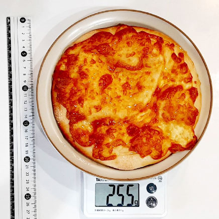 1枚分のチーズとはちみつのピザ