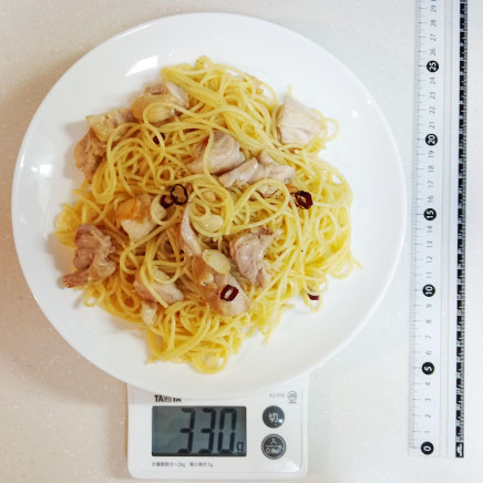 大皿1皿分の鶏肉のペペロンチーノ