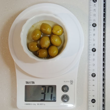 小鉢1杯分のオリーブのピクルス