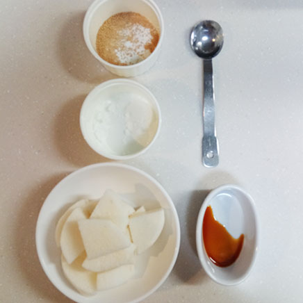 小皿1皿分の自然薯の煮物に使用した材料(自然薯、砂糖、料理酒、醤油、風味調味料)