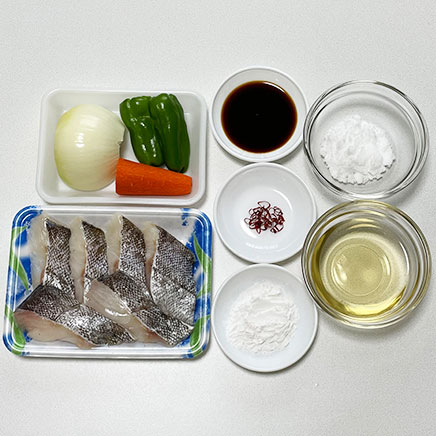 中鉢1杯分の白身魚の南蛮漬けに使用した材料(たら、玉ねぎ、人参、ピーマン、赤唐辛子、片栗粉、酢、砂糖、醤油)