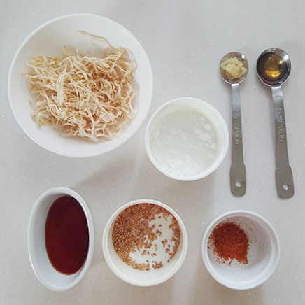 中鉢1杯分の切り干し大根のキムチに使用した材料(乾燥切り干し大根、おろし生姜、ごま、チリパウダー、砂糖、ごま油、醤油)