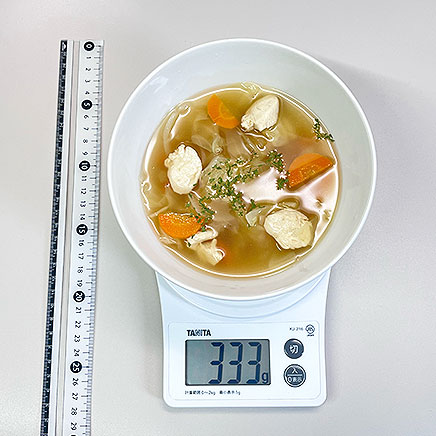 スープボウル（大）1杯分のささみと野菜のコンソメスープ