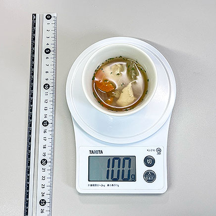 スープカップ1杯分のささみと野菜のコンソメスープ