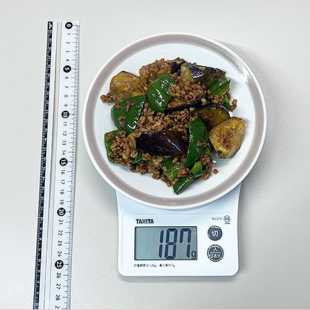 中皿1皿分のなすとピーマンとひき肉の炒め物