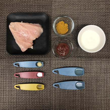 小皿1皿・1人前の鶏胸肉のタンドリーチキンに使った材料(鶏胸肉・サラダ油・無糖ヨーグルト・カレー粉・ケチャップ・レモン・おろしにんにく・塩・こしょう)