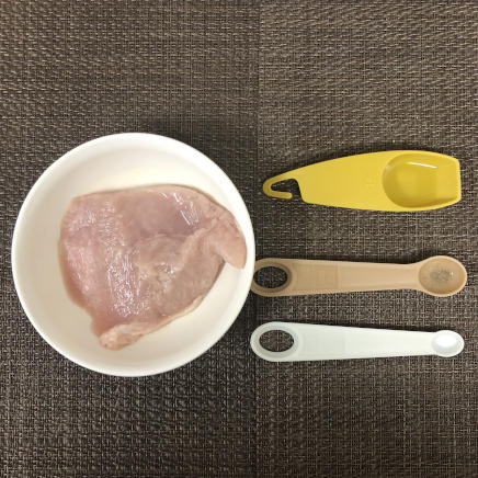中皿1皿・1人前の鶏胸肉のねぎ塩焼きに使った材料・調味料（鶏胸肉・塩・こしょう・サラダ油）