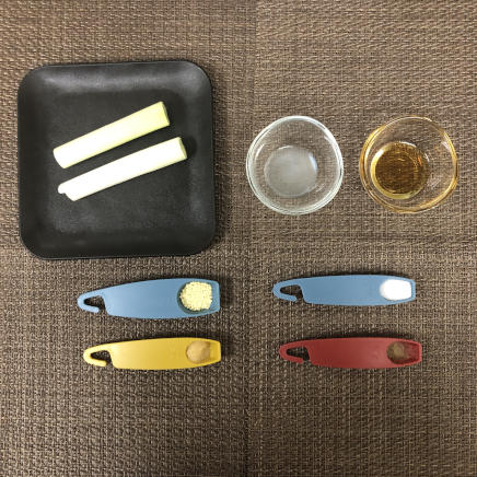 中皿1皿・1人前の鶏胸肉のねぎ塩焼きに使った材料・調味料（ネギ・塩・ごま油・レモン・顆粒中華だし・おろしにんにく・黒こしょう）