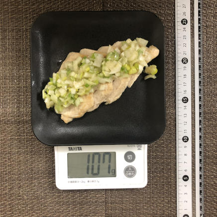中皿1皿・1人前の鶏胸肉のねぎ塩焼き