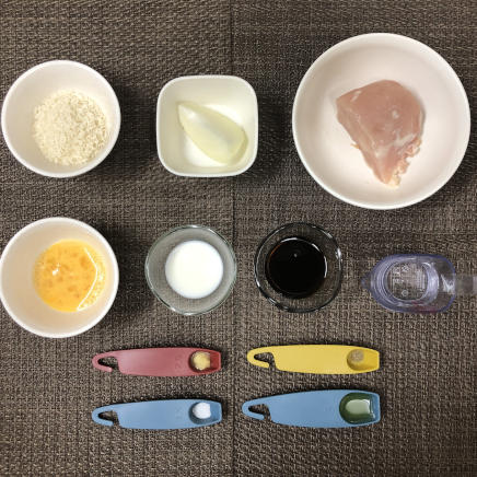 中皿1皿・1人前の鶏胸肉のハンバーグに使った材料(鶏胸肉・玉ねぎ・オリーブオイル・水・ポン酢・卵・パン粉・牛乳・おろし生姜・塩・こしょう)