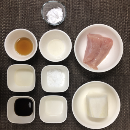 中皿1皿・1人前の鶏胸肉のみぞれ煮に使った材料(鶏胸肉・片栗粉・大根・料理酒・みりん・砂糖・酢・醤油・ごま油)