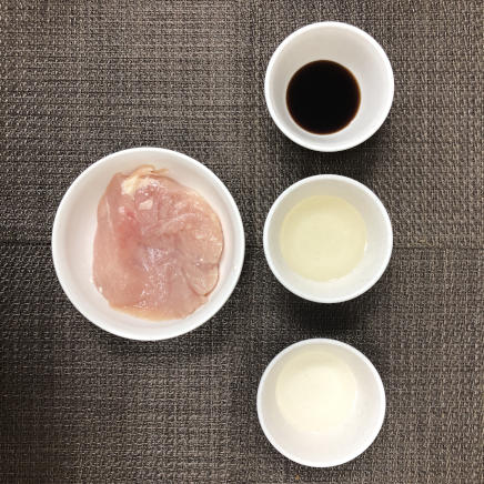 中皿1皿・1人前の鶏胸肉の甘辛煮に使った材料(鶏胸肉・醤油・料理酒・みりん)
