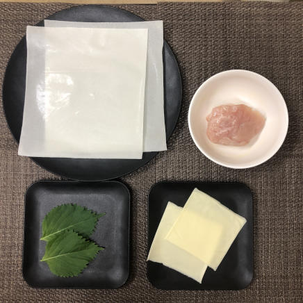 2本分の鶏胸肉の春巻きに使った材料（鶏胸肉・大葉・プロセスチーズ・春巻きの皮）