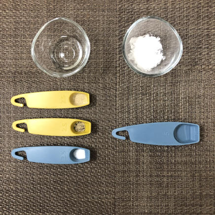 2本分の鶏胸肉の春巻きに使った調味料（料理酒・塩・こしょう・黒こしょう・水・片栗粉）