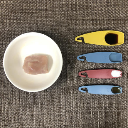 丼1杯分の鶏胸肉の炊き込みご飯に使った材料・調味料(鶏胸肉・醤油・料理酒・砂糖・ごま油)