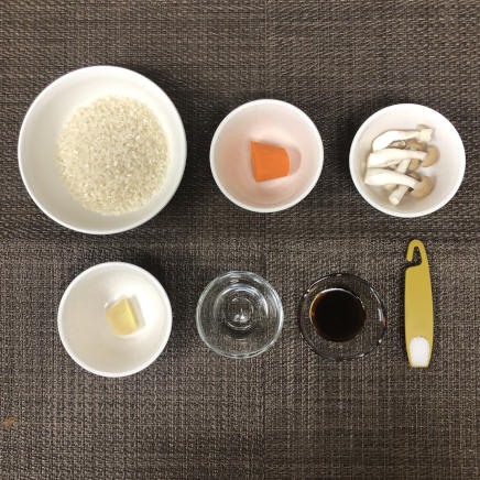 丼1杯分の鶏胸肉の炊き込みご飯に使った材料・調味料(米・人参・しめじ・しょうが・醤油・みりん・砂糖)