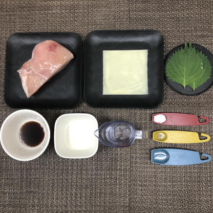中皿1皿・1人前の鶏胸肉の大葉チーズ焼きに使った材料(鶏胸肉・大葉・プロセスチーズ・醤油・料理酒・砂糖・水・サラダ油・黒こしょう)
