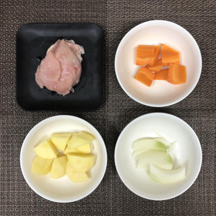 大皿1皿の鶏胸肉の肉じゃかに使った材料(鶏胸肉・じゃがいも・人参・玉ねぎ)
