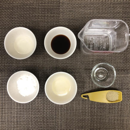 大皿1皿の鶏胸肉の肉じゃかに使った調味料(水・醤油・砂糖・料理酒・みりん・風味調味料・サラダ油)