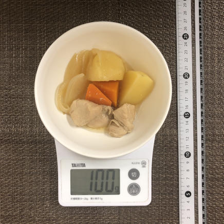 100g分の鶏胸肉の肉じゃか