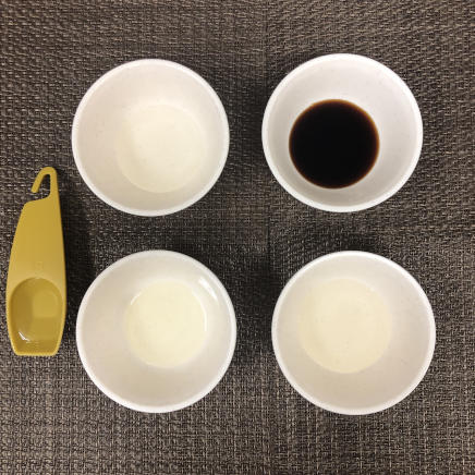 小皿1皿分・1人前の鶏胸肉の梅しそ焼きに使った調味料(水・醤油・みりん・料理酒・サラダ油)