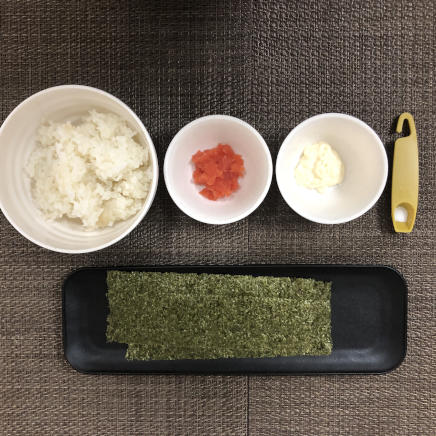 1個分の明太子マヨネーズおにぎりに使った材料(ご飯・海苔・塩・明太子・マヨネーズ)