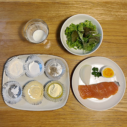 1切れ分の鮭のムニエルのタルタルソース添えに使用した材料(鮭、玉ねぎ、ゆで卵、パセリ、リーフレタス、牛乳、小麦粉、塩、黒こしょう、砂糖、マヨネーズ、サラダ油)