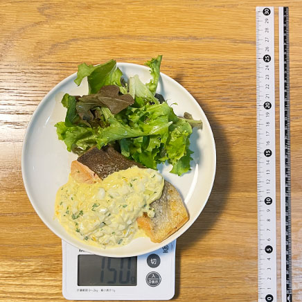 中皿1皿・1切れ分の鮭のムニエルのタルタルソース添え