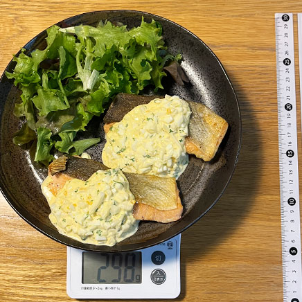 2切れ分の鮭のムニエルのタルタルソース添え