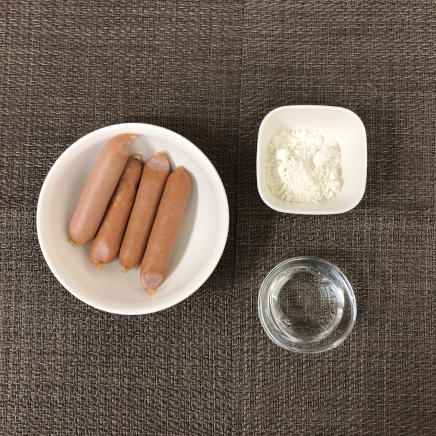 4本分のウインナーの天ぷらに使った材料（ウインナー・天ぷら粉・水）