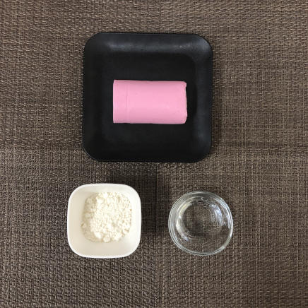 中皿1皿・1人前のかまぼこの天ぷらの材料(かまぼこ・天ぷら粉・水)