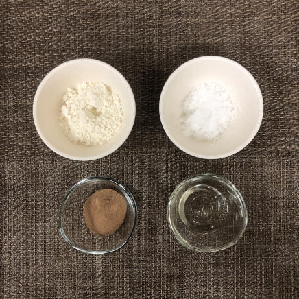 3枚分のココアクッキーの材料(薄力粉・ココア・砂糖・サラダ油)