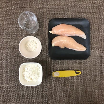 2本分のささみの天ぷらに使った材料（ささみ・塩こしょう・薄力粉(まぶし用)・天ぷら粉・水）