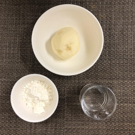 じゃがいも1個分のじゃがいもの天ぷらに使った材料（じゃがいも・天ぷら粉・水）