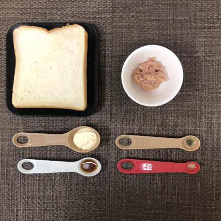 1枚分のツナトーストに使った材料(食パン・パセリ・ツナ缶・マヨネーズ・めんつゆ・こしょう)