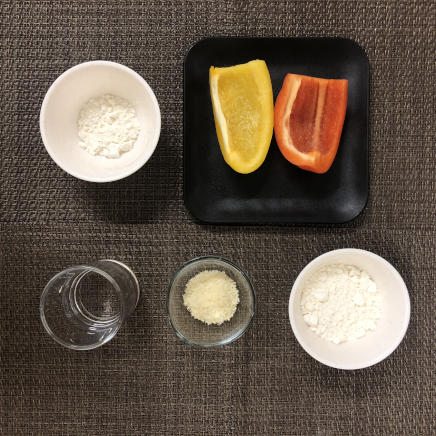 中皿1皿・1人前のパプリカの天ぷらに使った材料(パプリカ(赤)・パプリカ(黄)・薄力粉・天ぷら粉・パルメザン・水)