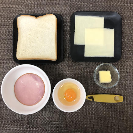1枚分のハムエッグトーストに使った材料（食パン・プロセスチーズ・卵・ハム・バター・黒こしょう）